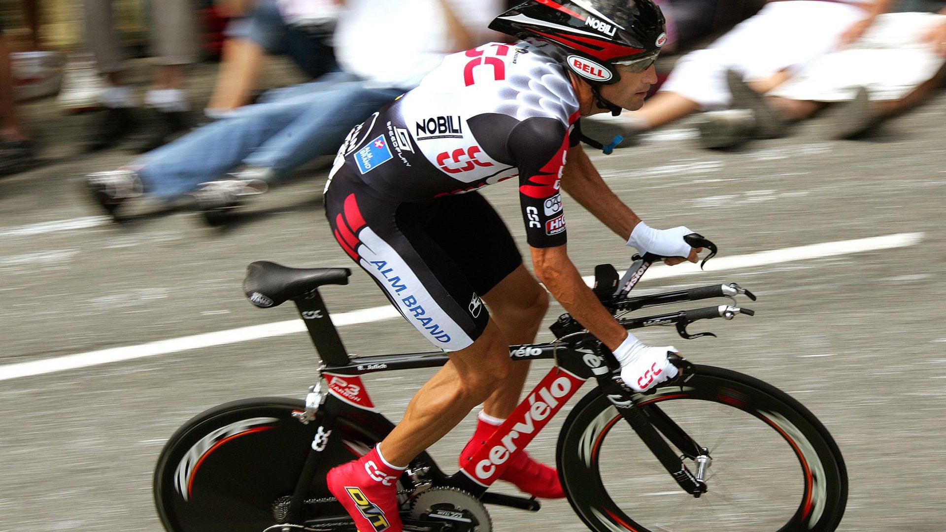 欧洲自行车赛激战正酣,观众热情高涨,欧洲自行车比赛